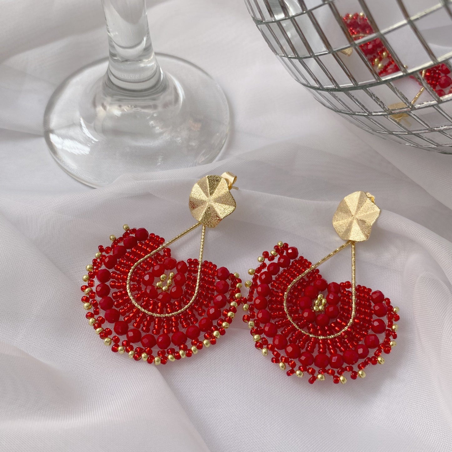 Aretes Tejidos Media Gota Rojo